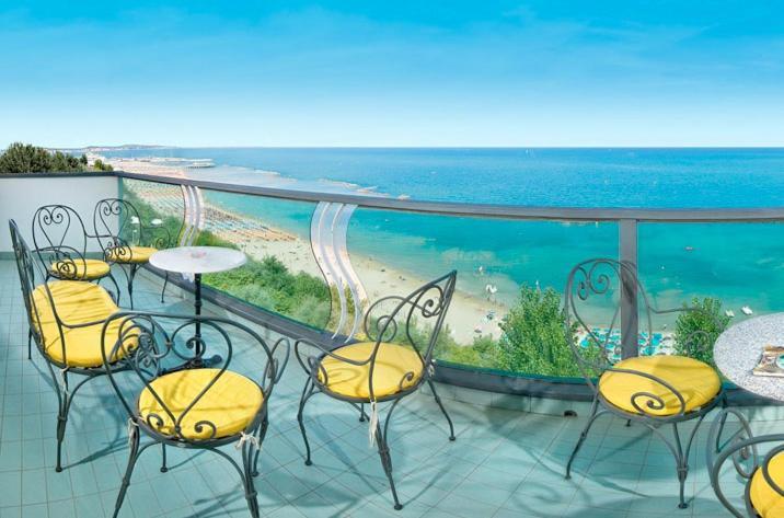 Hotel Majestic Gabicce Mare Bagian luar foto